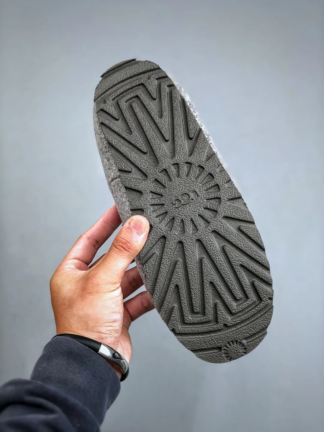 Local self-pickup 💰520 supports store release. The best-selling model on the entire network at the end of the year, UGG Mary Jane Mule slippers, 1.5CM thin sole, women's model, Xiaohongshu hot model, produced by a major foreign trade factory in Guangzhou, from toe to insole, real sheep fur, independent outer box packaging, craftsmanship, different from any version on the market, 1.5Ccm thin sole, independent original development of outsole, cashmere insole, keeping warm in winter, going out, and a very suitable choice for home use. This year uug launches a style series Partly catered to the preferences of young consumers, it has also moved to the forefront of fashion trends. Shoe body material: suede upper, 17mm UGGPURE™ implanted wool insole, lightweight non-slip and comfortable rubber outsole, with brand LOGO and trademark, with full packaging Size: 35-40